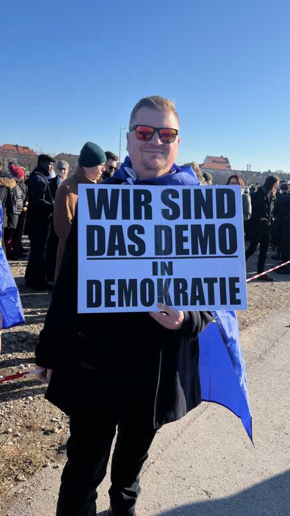 Ich und mein Schild – Wir sind das Demo(s)! | Johannes Ulrich Gehrke